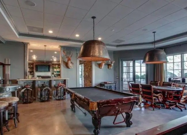 Ruang hiburan dilengkapi meja billiard dan set meja-kursi untuk main poker. Foto: Dok. Zillow