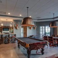 Ruang hiburan dilengkapi meja billiard dan set meja-kursi untuk main poker. Foto: Dok. Zillow