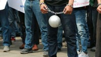 Seorang perwakilan Buruh Pelabuhan melakukan aksi teatrikal sebagai bentuk penolakan akan kriminalisasi terhadap anggota SP JICT Rio Wijaya di Pelabuhan, Tanjung Priok, Jakarta Utara. Foto: dok. SP JICT