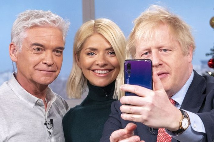 Boris Johnson pakai ponsel Huawei. Foto: Mirror Boris Johnson pakai ponsel Huawei. Foto: Mirror