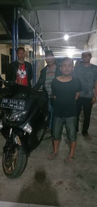 Sepeda motor warna hitam juga diamankan.