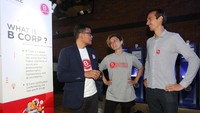 Sustainability Development Director Danone Indonesia Karyanto Wibowo (dari kiri), berbincang dengan Co founder of VSS and B Corp Asia Jacquline Hocking, dan Co-founder & CEO Youvit Wouter van der Kolk disela-sela B Corp Forum 2019 di Jakarta,Kamis (5/12). Foto: dok. Danone