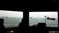 Sejumlah kapal penumpang maupun barang melintas di Selat Sunda.