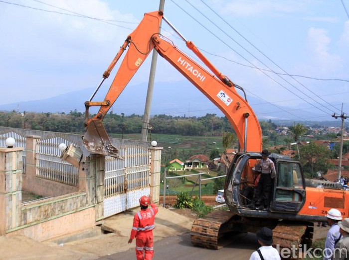 PN Sumedang mengeksekusi 3 bidang tanah di Kecamatan Tanjungsari, Sumedang, Jawa Barat. Lahan tersebut berada di kawasan terdampak proyek Tol Cisumdawu.