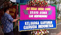 Dari keterangan petugas keamanan ada 7 karangan bunga.