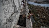 Di Muara Baru, beberapa titik tanggul juga terlihat rusak dan berlubang.