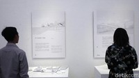 Dua orang pengunjung melihat karya arsitektur yang dipamerkan di Galeri Nasional