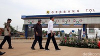Jokowi nampak didampingi sejumlah menteri dari Kabinet Indonesia Maju.