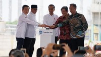 Presiden Republik Indonesia Joko Widodo (tengah) didampingi Menteri Perindustrian Agus Gumiwang Kartasasmita (kanan), Founder PT Chandra Asri Petrochemical Tbk (CAP) Prajogo Pangestu (kedua kanan), Presiden Direktur Chandra Asri Erwin Ciputra (kiri), Gubernur Banten Wahidin Halim (kedua kiri) menekan sirine meresmikan pabrik baru polyethylene (PE) CAP di Cilegon.