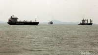 Kapal Pertamina melintas di antara kapal penumpang di kawasan Pelabuhan Merak.