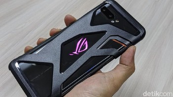 Kapasitasnya baterainya besar, 6.000 mAh dengan pengisian 30W. Foto: Adi Fida Rahman/detikINET