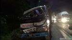 Tiang Listrik Menembus Mobil Imbas Kecelakaan Beruntun di Lumajang