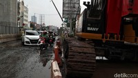Antrean panjang kendaraan pun terlihat di salah satu titik jalan karena sejumlah kendaraan harus berhati-hati saat melintas akibat jalan yang rusak dan tergenang air tersebut.