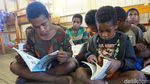 Senangnya Siswa Pedalaman Papua Mendapat Buku