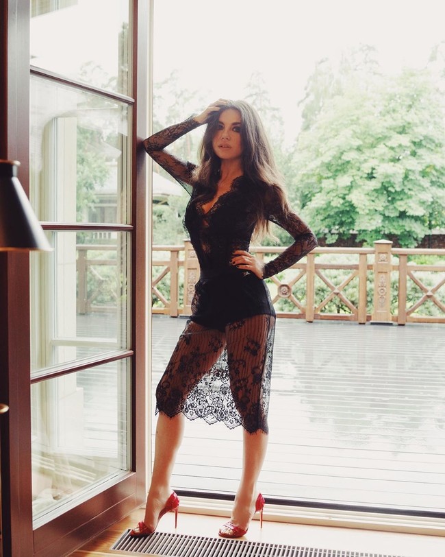 Penyanyi bertubuh seksi itu hingga diajak berkolaborasi dengan perusahaan Korea Selatan yang membuat robot seks. Robot seks tersebut akan sangat mirip dengannya.  Foto: dok. Instagram @dusya_star