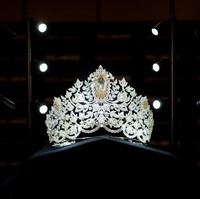 Power of Unity, begitu mahkota baru itu dinamai. Nama Power of Unity merayakan karakter perempuan yang kompleks, beragam, sangat ambisius dan tangguh, kata Fred Mouawad, perwakilan dari Mouawad, seperti dikutip CNN Filipina. (Foto: Marcus Ingram/Getty Images)