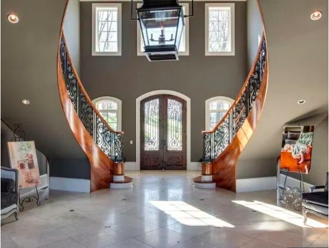 Saking besarnya, rumah bahkan memiliki dermaga pribadi yang langsung menghadap ke perairan. Foto: Dok. Zillow