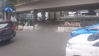 Di video yang beredar, pengguna jalan terlihat turun dari kendaraan berjibaku membuka pembatas MCB. (Foto: Yogi/detikcom)