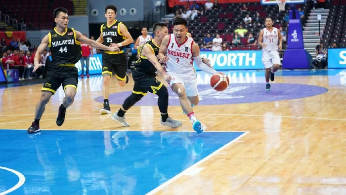 Timnas basket Indonesia mengalahkan Malaysia 101-92. Kemenangan Indonesia diinspirasikan performa oke Abraham Damar dan Andakara Prastawa.