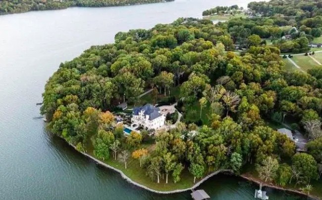 Rumah penyanyi 37 tahun ini dikelilingi pepohonan rimbun di halaman yang sangat luas. Foto: Dok. Zillow