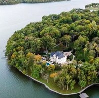 Rumah penyanyi 37 tahun ini dikelilingi pepohonan rimbun di halaman yang sangat luas. Foto: Dok. Zillow