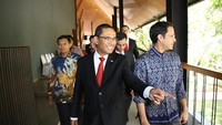 Jadi dengan style pak menteri seperti kita bisa harus dipahami bahwa bagaimanapun style itu tampakkan dengan presiden, presiden itu kan yang penting bahwa presiden itu bahwa terjadi lompatan-lompatan kemajuan, jadi esensinya lebih ke situ. Jadi persoalan-persoalan substantif harus kita kembangkan bagaimana itu bisa dibangun bersama-sama, soal style pakaian itu kan tidak masuk, pak menteri kan tidak masuk dalam seremonialnya, kata Kepala Biro Komunikasi dan Layanan Masyarakat Kemendikbud, Ade Erlangga. (Foto: Dok Universitas Indonesia)