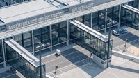 Bandara baru ini bernama resmi Berlin Brandenburg Airport Willy Brandt. Tahun pembukaan diganti jadi 2014, lalu 2016. Audit negara bagian Brandenburg selesai pada 2016 dan menyimpulkan bahwa kegunaan bandara kurang dari 57% (Foto: CNN)