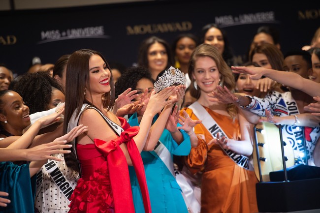 Kontes ratu kecantikan Miss Universe 2019 tinggal beberapa hari lagi. Sebelum itu, mahkota baru untuk pemenang Miss Universe 2019 diperkenalkan kepada publik. Acara peluncuran mahkota baru tersebut berlangsung di Atlanta, Georgia, AS, pada Kamis (5/12/2019). Hadir Presiden Miss Universe Organization (MUO) Paula Shugart, pemenang Miss Universe 2018 Catriona Gray serta para kontestan Miss Universe 2019. (Foto: Marcus Ingram/Getty Images)