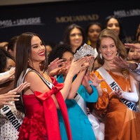 Kontes ratu kecantikan Miss Universe 2019 tinggal beberapa hari lagi. Sebelum itu, mahkota baru untuk pemenang Miss Universe 2019 diperkenalkan kepada publik. Acara peluncuran mahkota baru tersebut berlangsung di Atlanta, Georgia, AS, pada Kamis (5/12/2019). Hadir Presiden Miss Universe Organization (MUO) Paula Shugart, pemenang Miss Universe 2018 Catriona Gray serta para kontestan Miss Universe 2019. (Foto: Marcus Ingram/Getty Images)