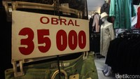 Harga-harga yang ditawarkan pedagang pun tak beda jauh dengan harga yang ada di PKL Pasar Senen.