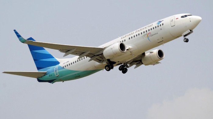 This picture taken in Jakarta on February 15, 2012 shows a Garuda airline flying over the Sukarno-Hatta airport in Jakarta. Flag carrier Garuda Indonesia said on March 26 that annual net profits jumped by 56 percent last year thanks to a strong domestic market. Garuda is aiming to boost its competitiveness significantly by 2015 by nearly doubling its current fleet of 89 aircraft to 154. AFP PHOTO / ADEK BERRY (Photo by ADEK BERRY / AFP)