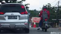 Jalanan dari Balikpapan menuju Samarinda yang melewati calon Ibu Kota baru Indonesia terdiri dari dua arah masing-masing, khas jalan provinsi. Namun, jalanannya tak terlalu sempit. Jadi, kami masih bisa melambung ke lajur kanan untuk menyalip truk yang melaju lebih lambat. Foto: Rangga Rahardiansyah/detikOto