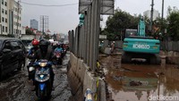 Pembangunan proyek jalan tol di kawasan sekitar jalan tersebut disinyalir menjadi salah satu faktor yang menyebabkan jalan di kawasan itu mengalami kerusakan.