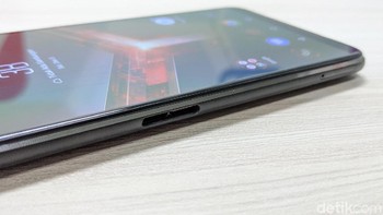Asus menambahkan port USB Type C di bagian samping bodi. Agar gamer tetap nyaman bermain sembari mencharging. Foto: Adi Fida Rahman/detikINET