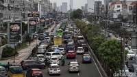 Pantau detikcom pada Jumat (6/12), pukul 11.18 WIB, sejumlah kendaraan terjebak macet di Jalan Boulevard, Kelapa Gading, Jakarta.