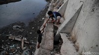 Selain itu penurunan permukaan tanah mempengaruhi melemahnya pondasi tanggul laut.
