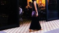 Berpose di depan kedai kopi bernuansa serba hitam. Daya curi perhatian dengan tampilan sederhana tanpa make upnya. Foto: Instagram @dayanaroza