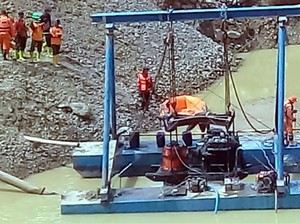 Tim SAR Sedot Lumpur untuk Cari Pekerja Tertimbun Longsor di Cianjur