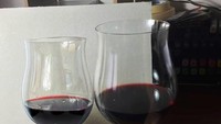 “Lukisanku dan gelas wine sungguhan,” kata Marcello di keterangan foto. Hayo! Jangan sampai tertukar ya! Foto: Marcello Barenghi