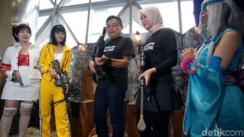 Hadir Direktur Utama PT Telkom Indonesia (Persero) Tbk , Ririek Adriansyah dan Direktur Consumer Service Telkom Siti Choiriana saat bebincang dengan peserta turnamen saat Grand Final, di Jakarta, Jumat (6/12).