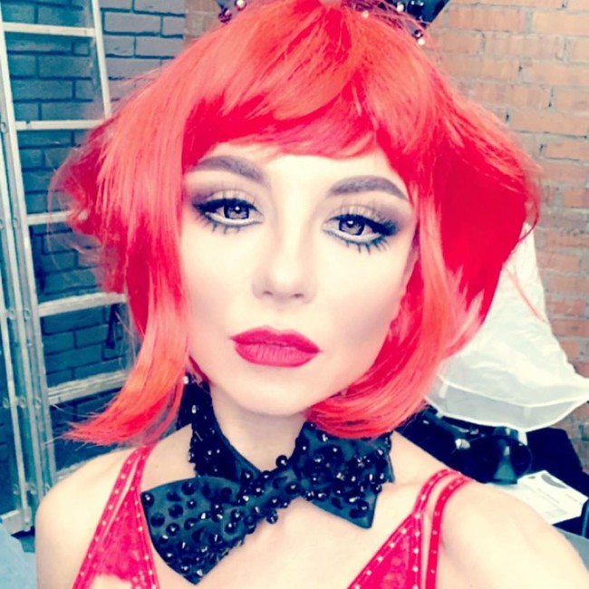 Jika menjadi boneka seks, penyanyi berambut hitam itu mungkin akan berpenampilan seperti ini. Di beberapa kesempatan, Anna memang kerap tampil ala boneka dengan memakai wig dan makeup dengan efek mata besar.  Foto: dok. Instagram @dusya_star