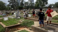 Bermain layang-layang menjadi kegiatan rutin yang dilakukan oleh anak-anak tersebut di sore hari.