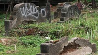 Menurut keterangan penjaga makam di area tersebut, aksi vandalisme yang dilakukan orang-orang tak bertanggung jawab itu dilakukan pada malam hari.