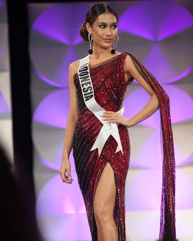 Frederika tampil anggun dengan gaun cocktail merah bling-bling. Gaun one-shoulder tersebut dirancang oleh Tax Saverio.  Foto: dok. HO/The Miss Universe Organization