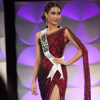Frederika tampil anggun dengan gaun cocktail merah bling-bling. Gaun one-shoulder tersebut dirancang oleh Tax Saverio.  Foto: dok. HO/The Miss Universe Organization