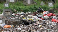 Selain menjadi objek vandalisme, sampah juga terlihat di kawasan tempat pemakaman umum tersebut.