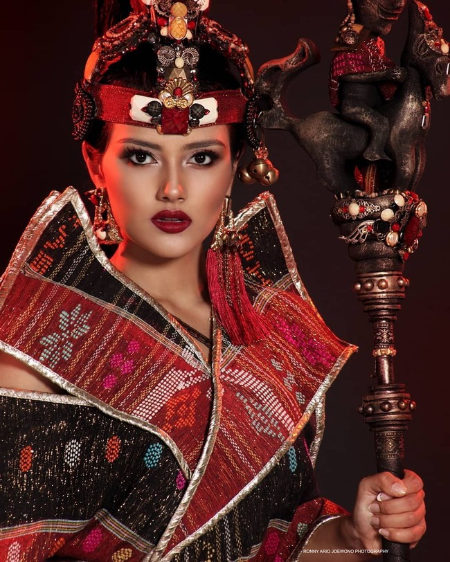 Mengenakan kostum adat Batak di ajang Miss Supranational 2019, Jesica merasa tertantang. Pastinya merasa tertantang ya, dimana soalnya aku bukan orang Batak tetapi aku harus mempresentasikan nasional kostum yang bertemakan Batak. Tapi dari tantangan itu membuat aku semakin terpicu untuk menjadi lebih semangat melatih diri aku sendiri untuk bisa mempresentasikan kostum ini dengan lebih baik lagi, kata Jesica saat ditemui di acara konferensi pers beberapa waktu lalu. Foto: dok. Instagram