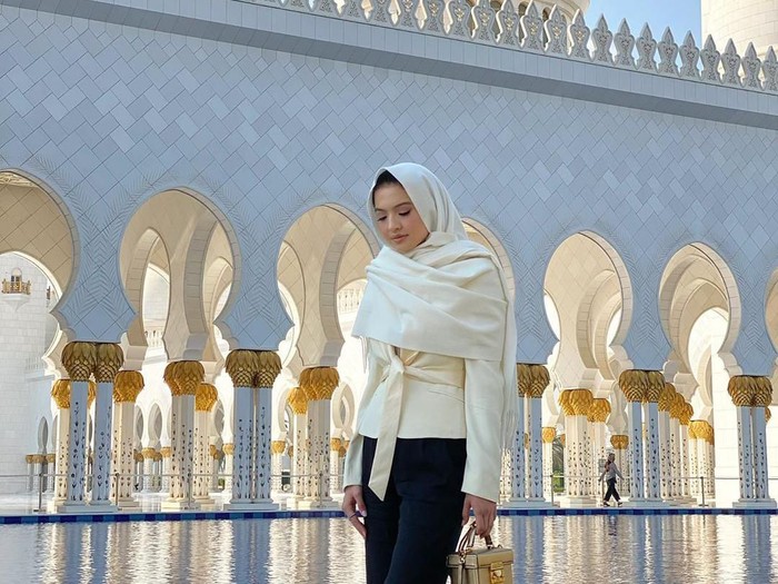 Raline Shah berkerudung