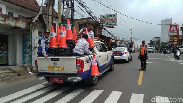 Kapolres Bogor AKBP Muhammad Joni menaruh traffic cone pertama sebagai tanda uji coba sistem 2-1 mulai diberlakukan.