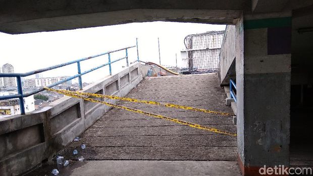 Garis Polisi Dipasang di Lokasi Kebakaran Mal Lokasari